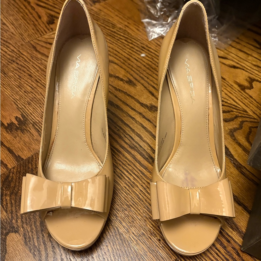 Via Spiga Women's Tan Peep Toe Heels